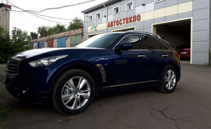 Тонировка передних стекол Infiniti в Автостекло35