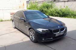 Установили лобовое стекло на черном BMW
