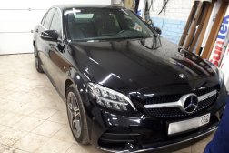 Поставили стекло на Mercedes-Benz