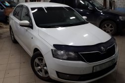 Лобовое стекло на Skoda Rapid