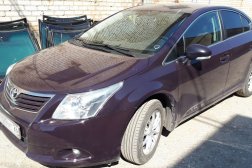 Лобовое стекло на Toyota Avensis