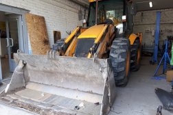 лобовое стекло на экскаваторе-погрузчике JCB 4CX