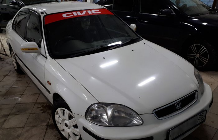 Лобовое стекло на Honda Сivic Ferio