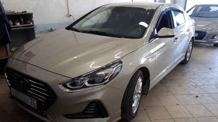 Установка лобовое стекла на Hyundai Sonata 7-го поколения