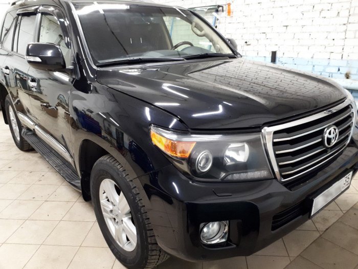 Лобовое стекло на Toyota Land Cruiser 200