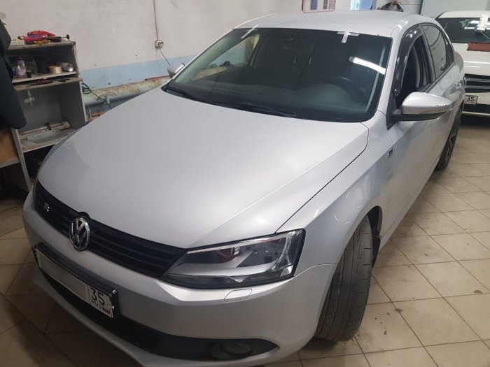 Лобовое стекло на Volkswagen Jetta