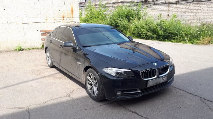 Установили лобовое стекло на черном BMW