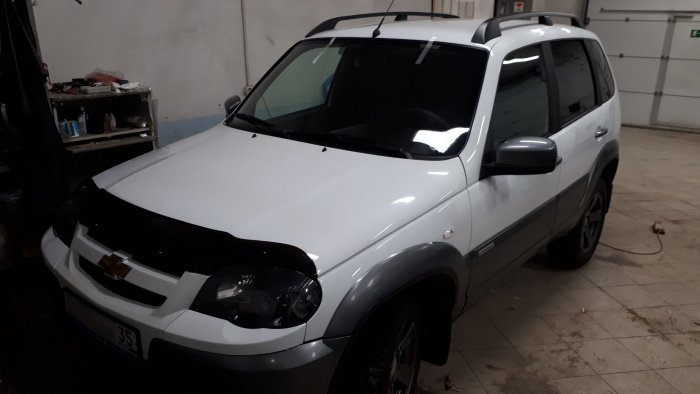 Лобовое стекло на Chevrolet Niva