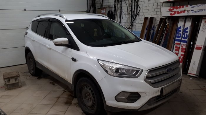 Лобовое стекло на Ford Kuga