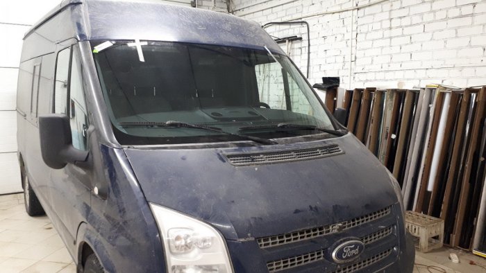 Установили лобовое стекло на Ford Tranzit