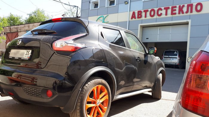 Тонировка черного Nissan Juke