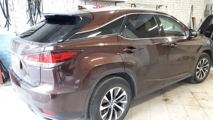 Затонировали новый Lexus RX300 сзади и по бокам