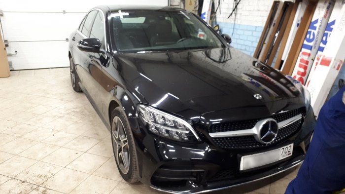 Поставили стекло на Mercedes-Benz