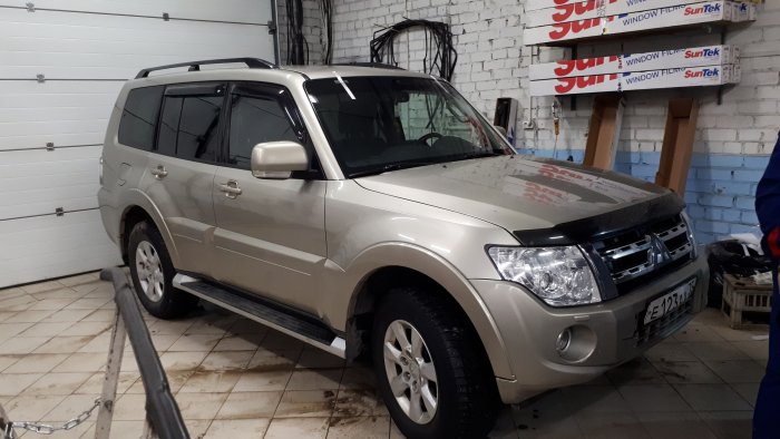 Лобовое стекло на Mitsubishi Pajero