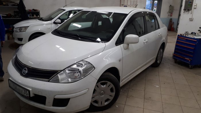 лобового стекла Nissan Tiida