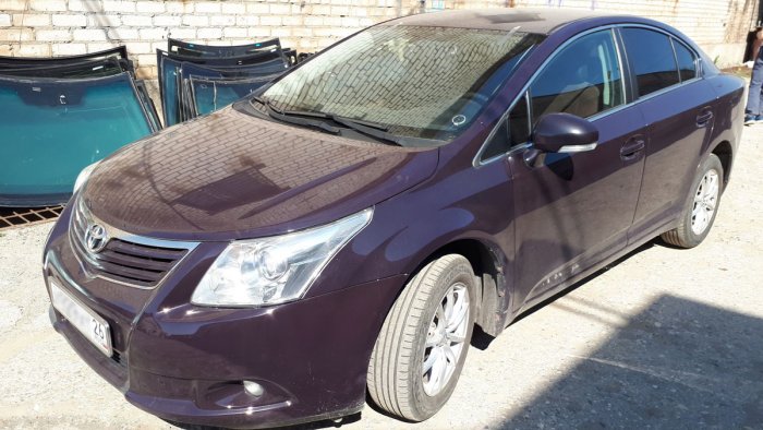 Лобовое стекло на Toyota Avensis