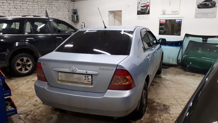 замена заднее стекло на Toyota Corolla
